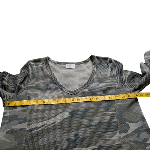 t.la Anthropologie Vicky Thermal Waffle Top Camoflauge Green V Neck Women's S - Picture 10 of 13